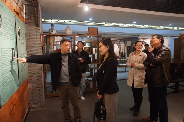 罗丽华一行参观苏州一中校史馆