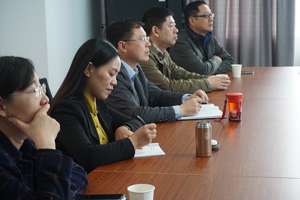 罗丽华一行在苏州市工业园区教师发展中心听取汇报