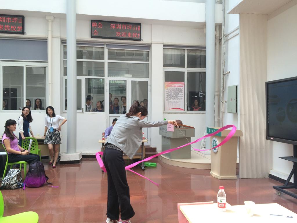 紧张有序的面试场面