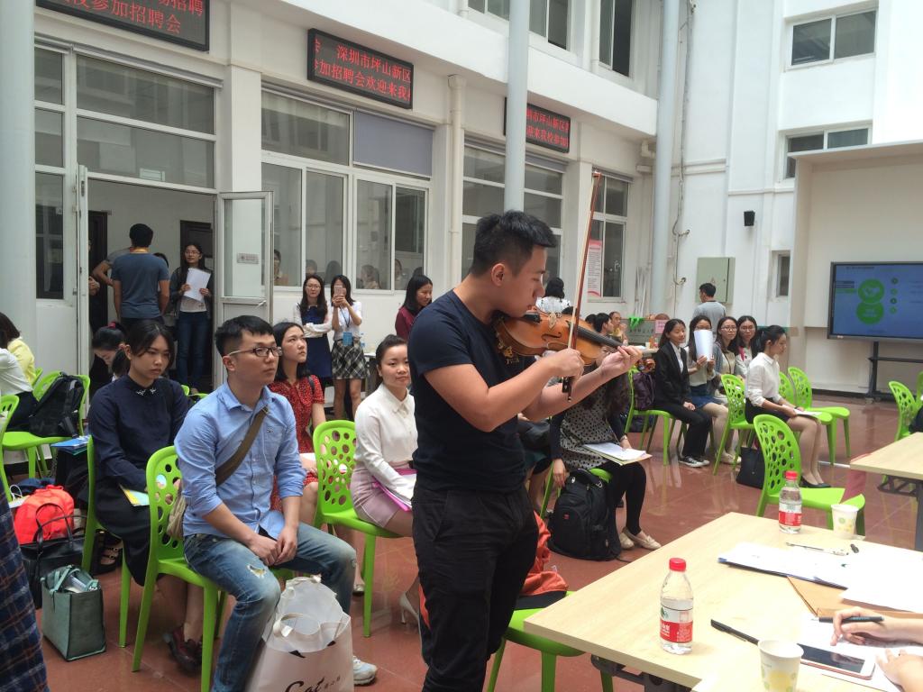 嗨皮漫画
2016届毕业生在面试现场表演基本功