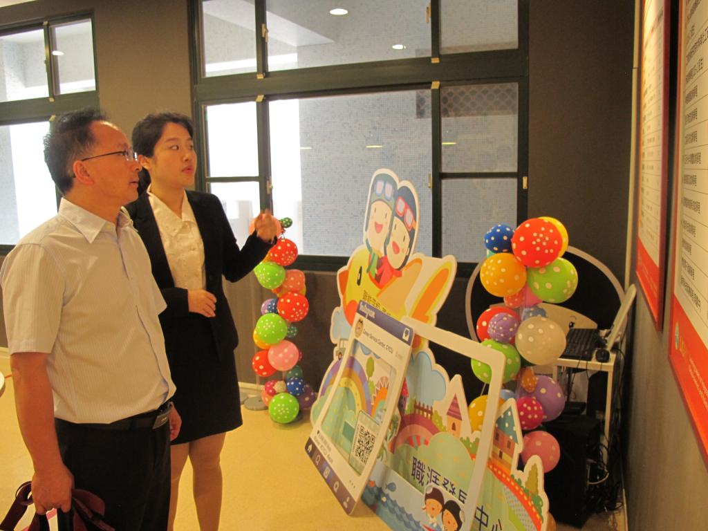 访问团成员参观了解中原大学学生生涯教育相关活动情况